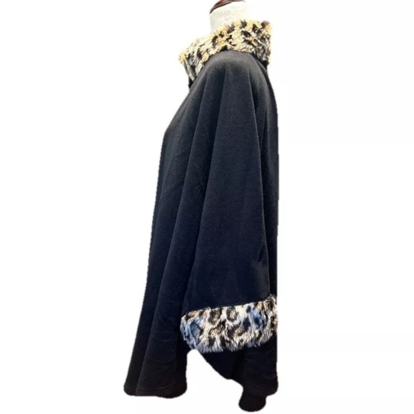 Women's Black Batwing Poncho Cape Leopard Faux Fur Collar Cuffs Size Large - Picture 4 of 6